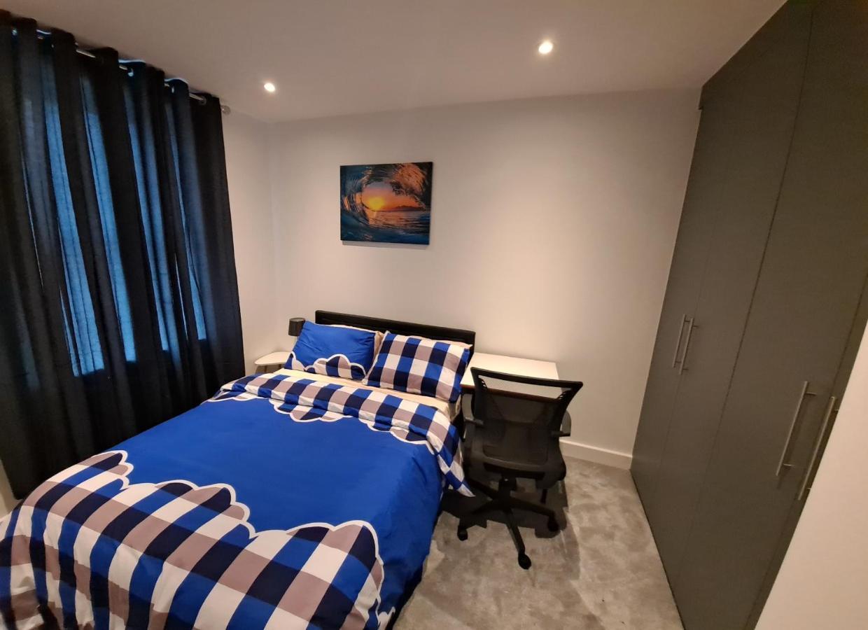 Modern Bedrooms In A House リーズ エクステリア 写真