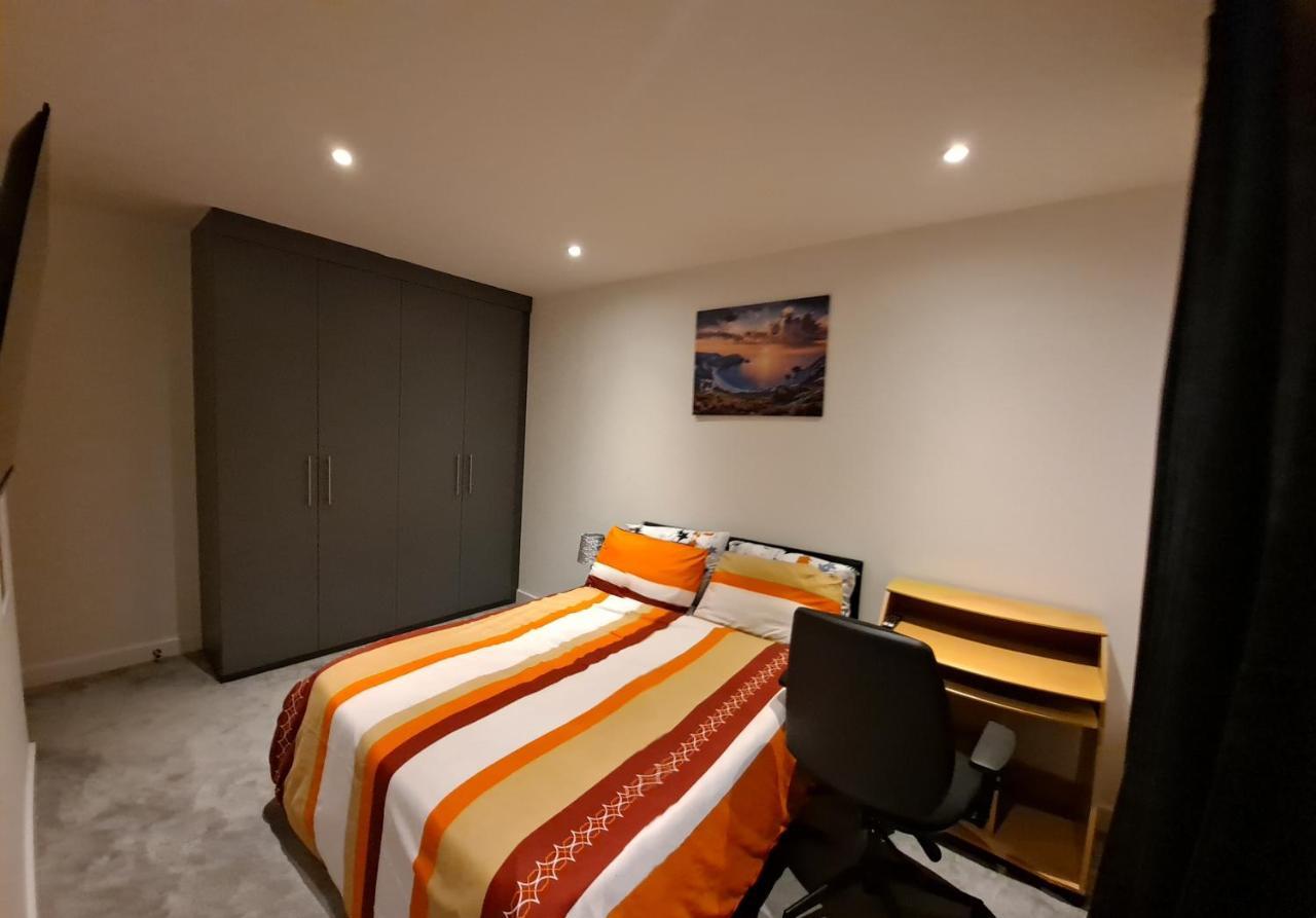 Modern Bedrooms In A House リーズ エクステリア 写真